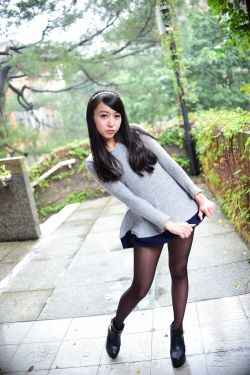 用嘴舔吸她花缝中间
